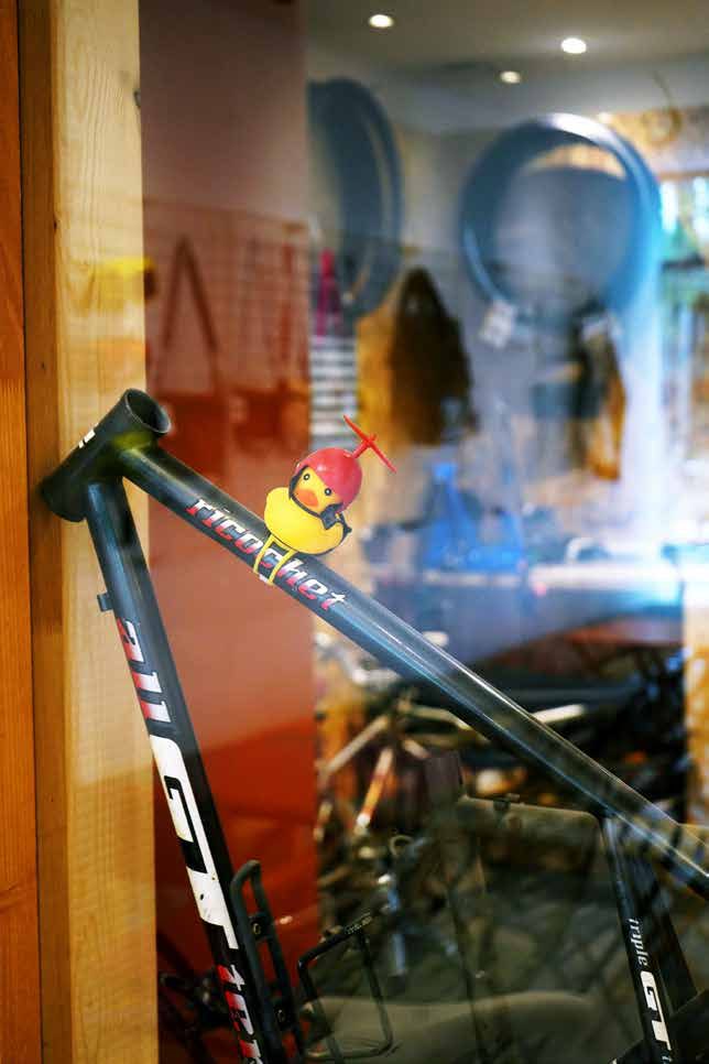 Vélo en réparation dans l’atelier